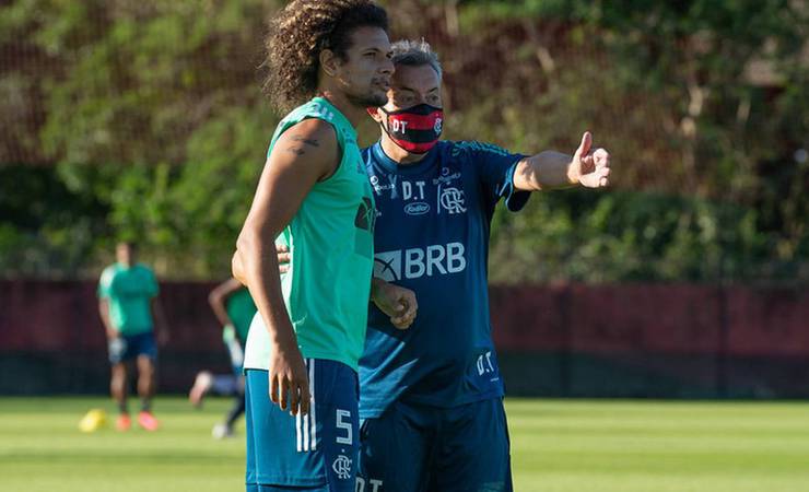 Domènec dá primeiro treino no Flamengo com ajuda de comissão permanente, mas sem Mauricinho