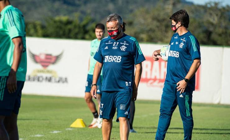 Domènec Torrent inicia aula de português no Flamengo e chama atenção por dedicação
