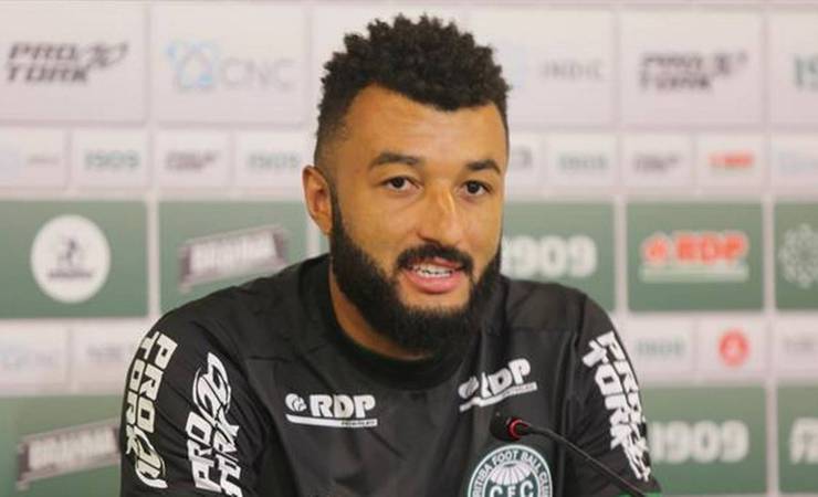Alex Roberto deixa o Flamengo e renova com o Coritiba por três meses