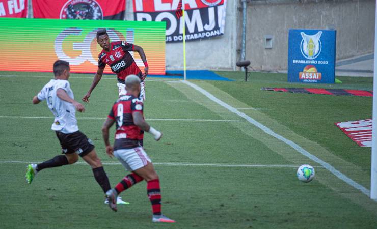 Bruno Henrique se desculpa por gol perdido pelo Flamengo e nega atrito com Gabigol