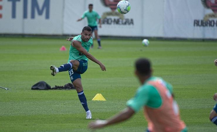 Thiago Maia pede passagem no Flamengo de Dome e acirra briga por titularidade