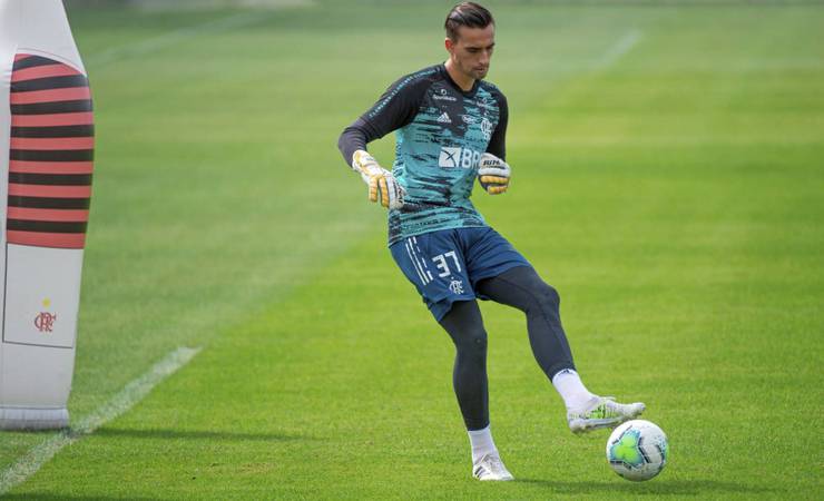 Após se curar do Covid, César é reintegrado ao grupo do Flamengo e treina em tempo integral