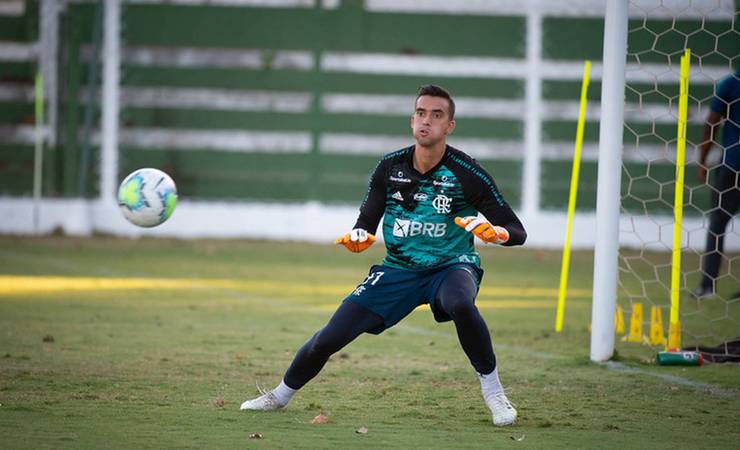 César volta a ser bombeiro do Flamengo na Libertadores e pode fazer primeiros 180 minutos