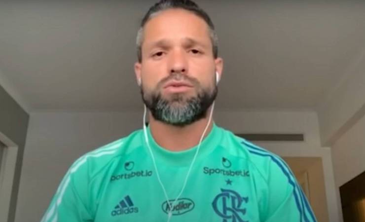 Com Covid-19, Diego, do Flamengo, relata dores no corpo e na garganta