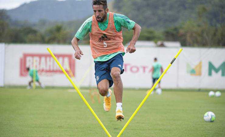 Mauricio Isla, do Flamengo, testa negativo para Covid-19 e se apresenta à seleção chilena nesta sexta