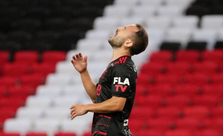 Everton Ribeiro deixa o campo com dores no joelho e preocupa o Flamengo