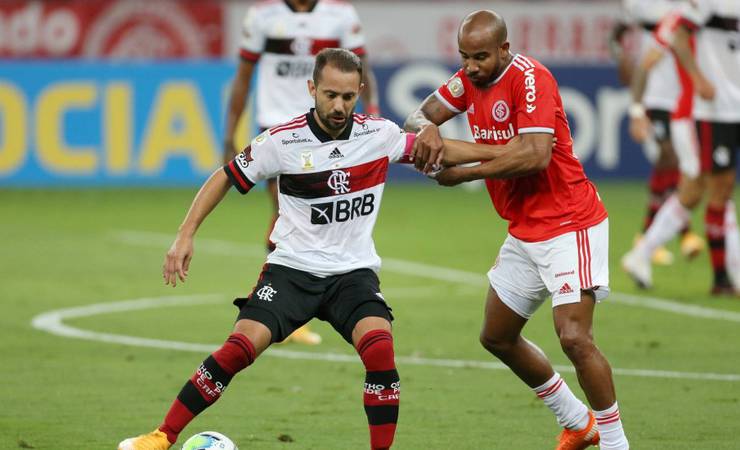 Flamengo comete erros, mas busca empate no fim diante do Internacional