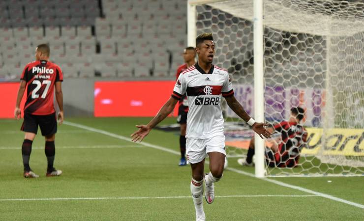 Hugo Neneca pega pênalti, Flamengo vence o Athletico e abre vantagem na Copa do Brasil