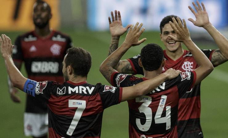 Flamengo exibe virtudes e defeitos, mas bate o Athletico-PR e se classifica na Copa do Brasil