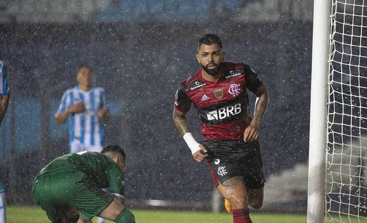 Flamengo adota pessimismo por Gabigol, que após sacrifício na Argentina sente dores se deve ser baixa contra o Racing