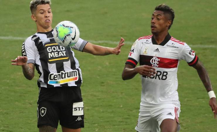 Bruno Henrique é substituído com dores no joelho, será reavaliado e preocupa o Flamengo