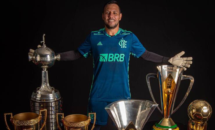 Flamengo e Diego Alves acertam renovação de contrato até o fim de 2021