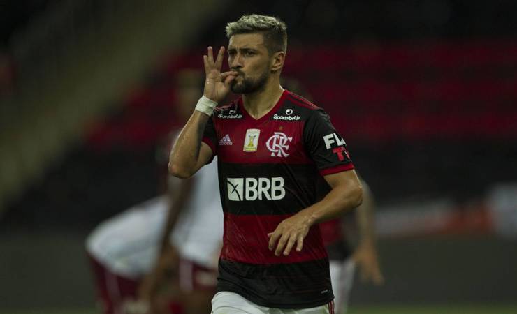 Arrascaeta vê vitória do Fluminense sobre Flamengo como 'uma vergonha': 'A gente não merece ser campeão'