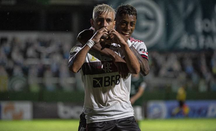 Flamengo faz 3 a 0 no Goiás e alivia pressão sobre Rogério Ceni