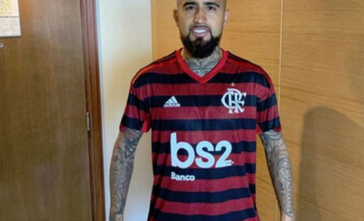 Vidal posta foto com camisa do Flamengo antes de jogo contra o Inter: 'Vamos com tudo'