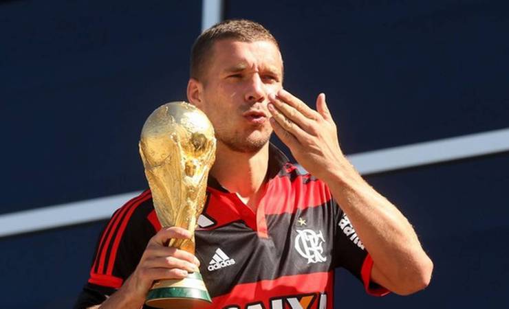 Podolski reforça torcida pelo Flamengo: 'Vamos'