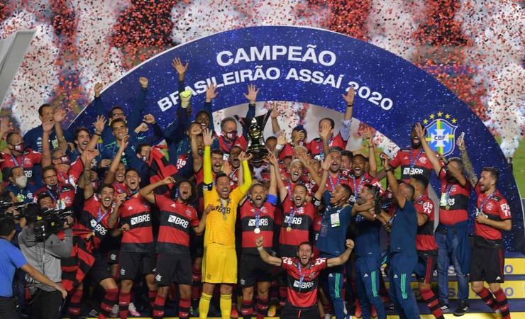 Podolski comemora octa do Flamengo no Brasileiro e brinca: 'OitaPatamar'