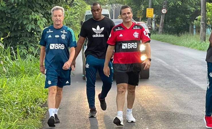 Dirigentes do Flamengo cumprem promessa por octa e caminham do Ninho à Paróquia São Judas Tadeu