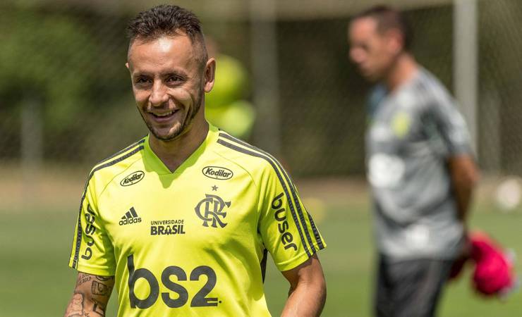 Rafinha demora para fechar com o Flamengo e vê opções para volta ao Brasil diminuírem