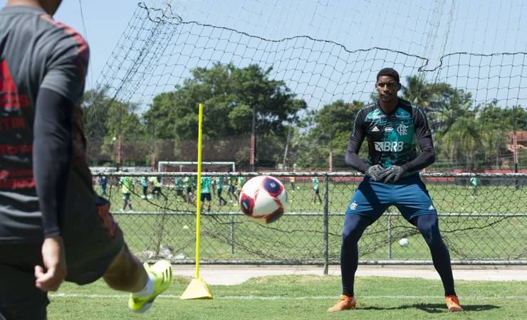 Hugo Neneca, do Flamengo: 'O time oscilou e eu fui um desses jogadores', diz em entrevista