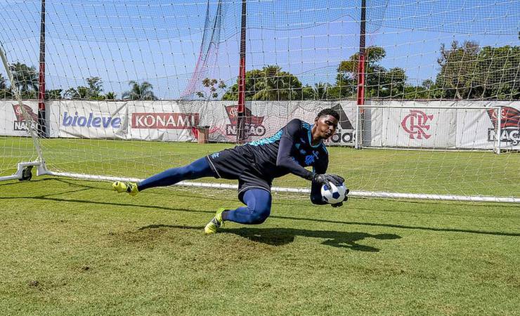 Após Natan, Flamengo recebe sondagens do exterior e pode negociar o goleiro Hugo Souza