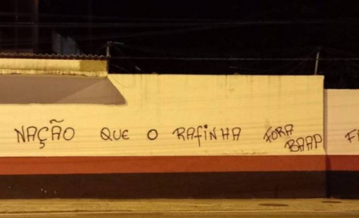 Muro do Flamengo amanhece pichado com pedidos por Rafinha