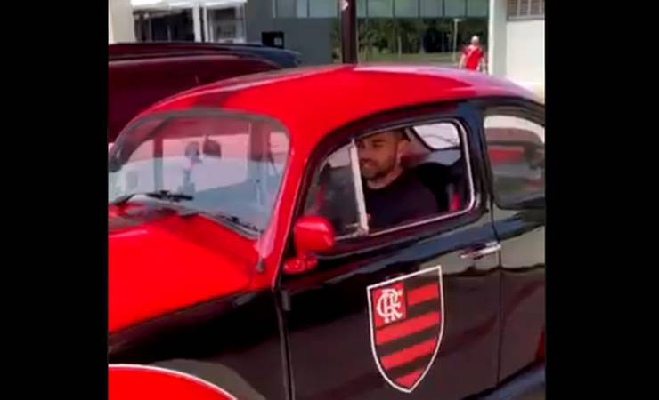 Thiago Maia aparece em treino do Flamengo com fusca rubro-negro