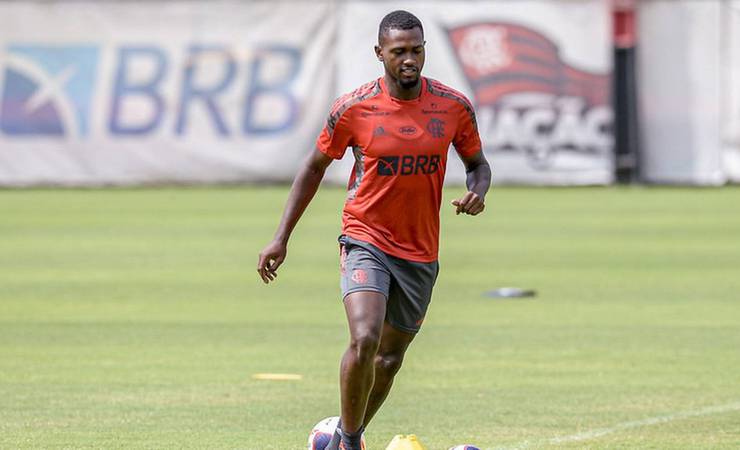 Flamengo renova com zagueiro Otávio, que pode seguir o mesmo caminho de Natan