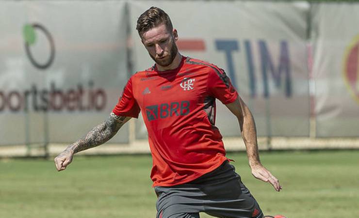 Léo Pereira se reapresenta ao Flamengo, faz teste de Covid e será multado após flagra em festa e falta