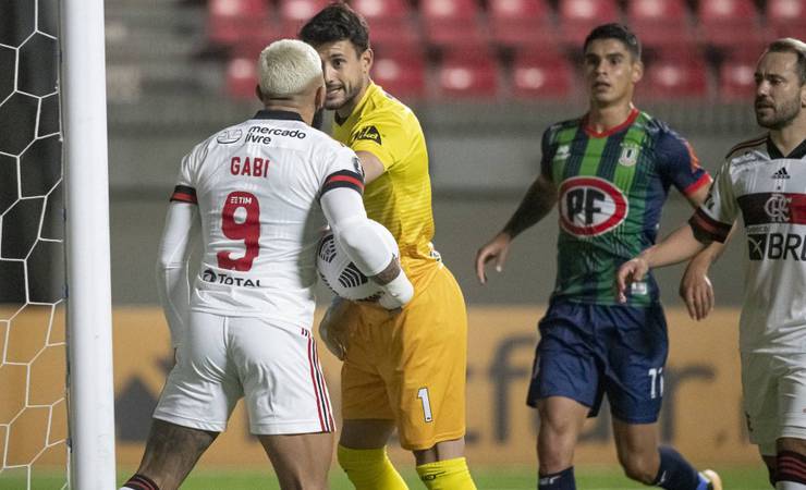 Com erros de Arão e Bruno Viana, Flamengo tropeça na Libertadores e ainda não antecipa classificação