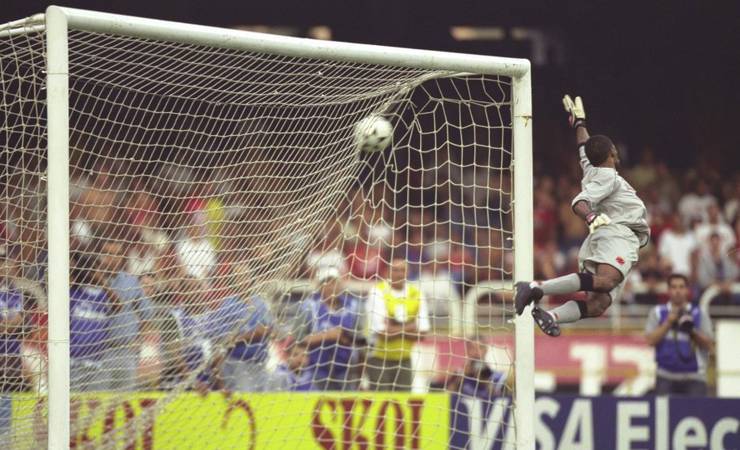 Físicos explicam se Helton poderia ter defendido falta de Petkovic, que completa 20 anos