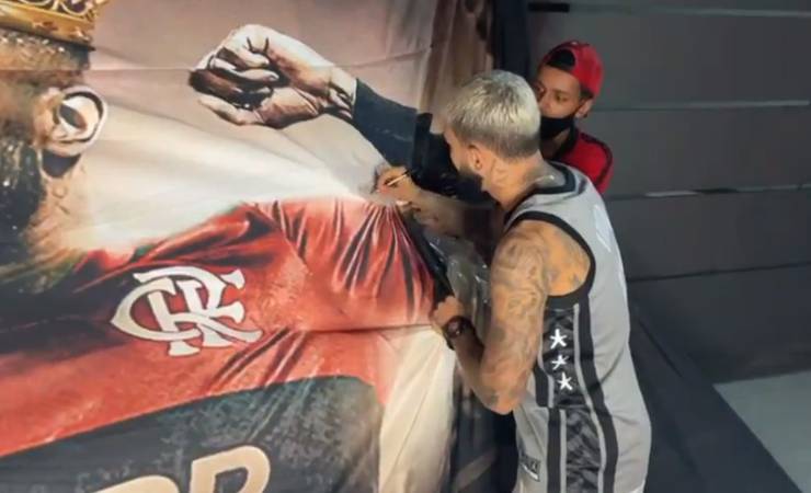 Gabigol autografa bandeirão e recebe placa de organizada do Flamengo