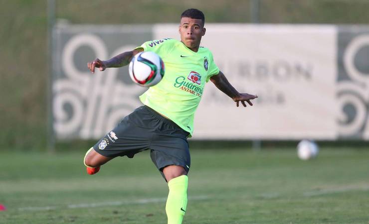 Revelado pelo Fluminense, atacante Kenedy fará tratamento de lesão no CT do Flamengo