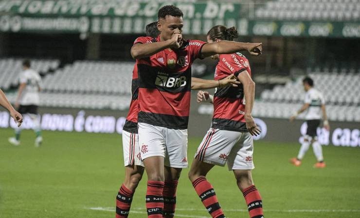 Flamengo derrota o Coritiba fora e abre vantagem na Copa do Brasil