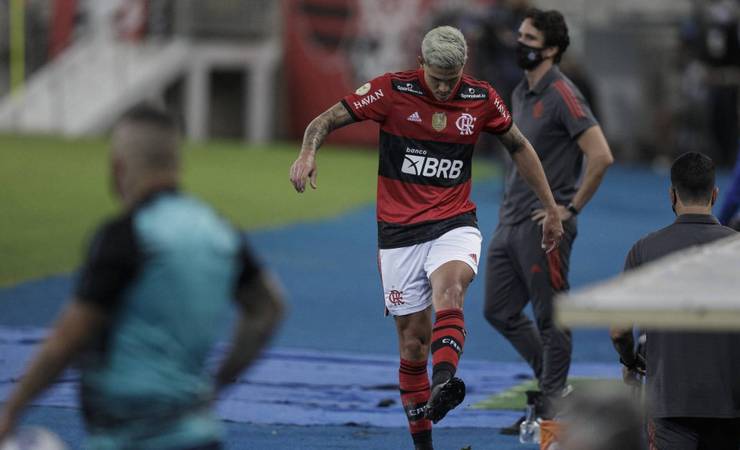 Irritação de Pedro morre no vestiário, mas Flamengo vive ambiente pesado em tempos de convocação