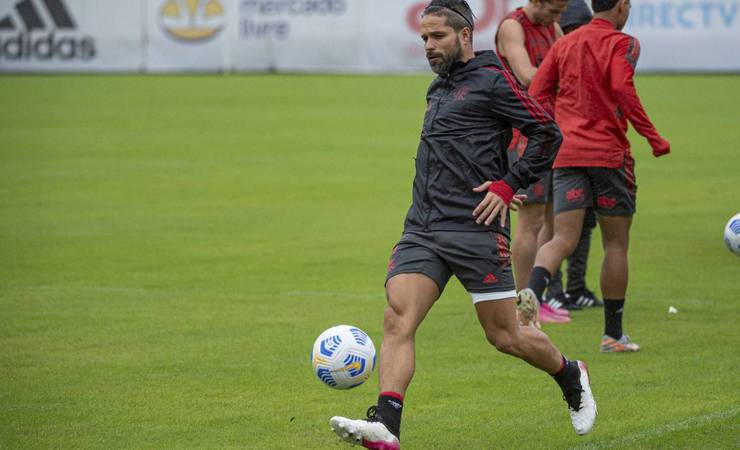 Diego não constata lesão grave no joelho, mas vira dúvida no Flamengo para Libertadores