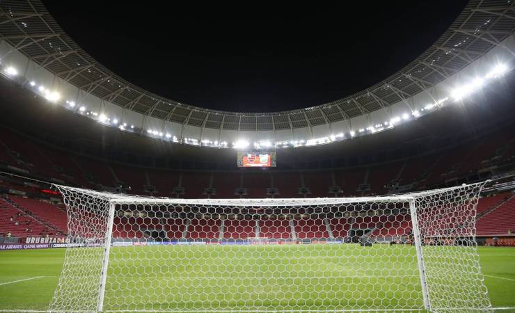 Clima de Libertadores e desrespeito ao protocolo predominam entre torcedores antes de partida do Flamengo