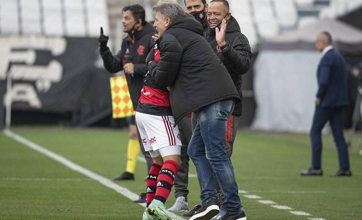 Flamengo faz três no Corinthians em ritmo de treino e emplaca a sexta vitória seguida com Renato