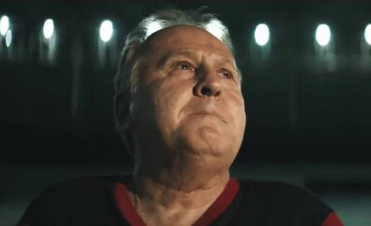 Em campanha do Dia dos Pais, Flamengo leva Zico a 'ouvir' pedido do pai no Maracanã