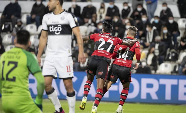 Flamengo goleia o Olimpia em partida tumultuada e põe um pé na semifinal da Libertadores