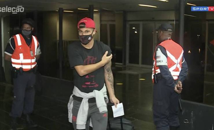 Jogadores do Flamengo são vacinados contra Covid-19 na chegada ao Rio após jogo da Libertadores