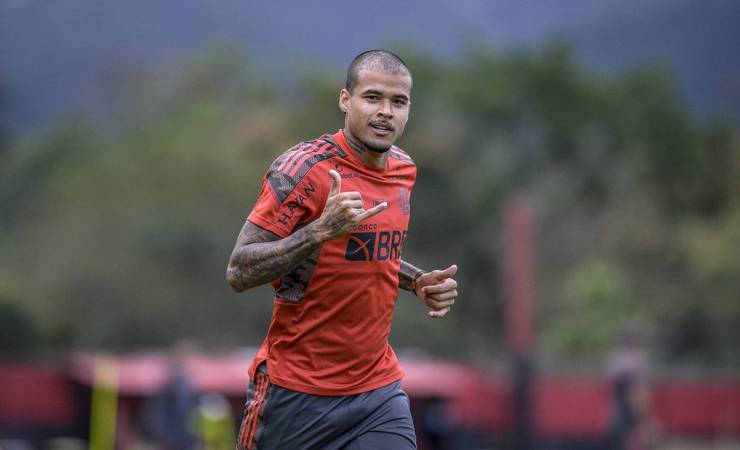 Kenedy faz trabalho especial no Flamengo para compensar os dez dias trancado em quarto na Inglaterra