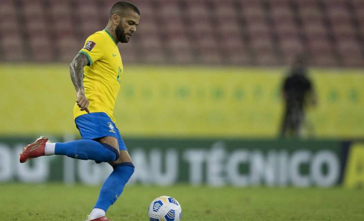 Flamengo esfria movimentação por Daniel Alves, mas não descarta acerto relâmpago até sexta-feira