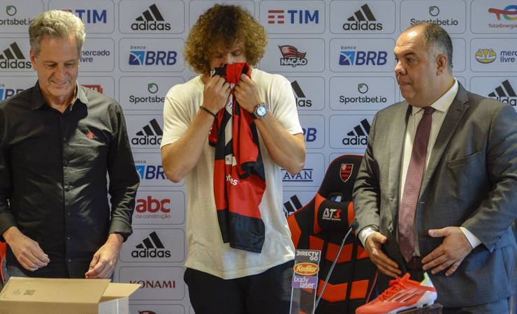 David Luiz é regularizado, treina no campo, e Flamengo já pode usá-lo no Brasileiro
