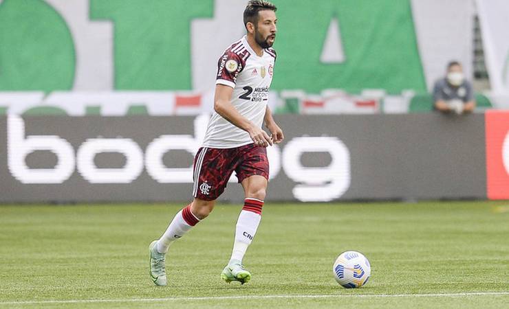 Renato dá moral a Isla após sacrifício e Flamengo valoriza lateral que segurou na última janela