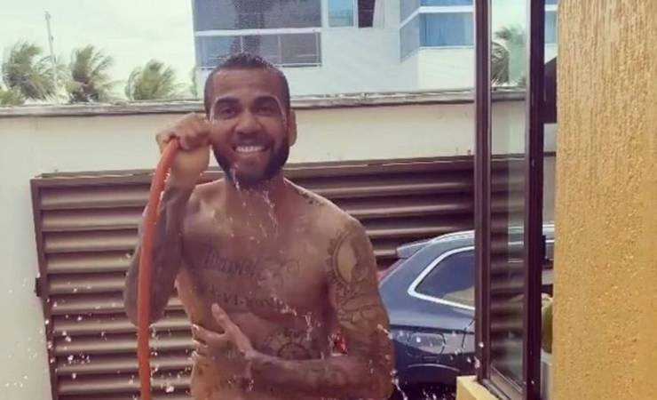 Daniel Alves posta funk carioca, e torcida do Flamengo vai à loucura