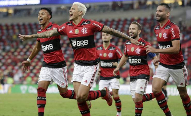 Na volta da torcida, Flamengo vence mais uma sobre o Grêmio e confirma vaga na semifinal da Copa do Brasil