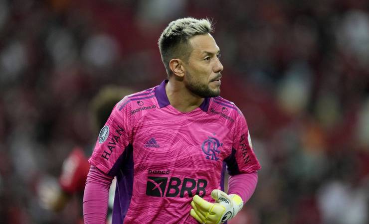 Autor de cinco defesas contra o Barcelona, Diego Alves comemora vitória do Flamengo na Libertadores: 'Maravilha de noite'