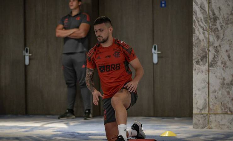 Arrascaeta volta ao Flamengo para provar que não tem substituto, mas renovação segue travada