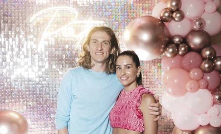 Mulher de Filipe Luís ganha festa de aniversário surpresa do marido com direito a show do Revelação